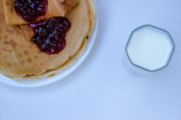 Ontbijt voor kinderen pannenkoeken met melk en jam