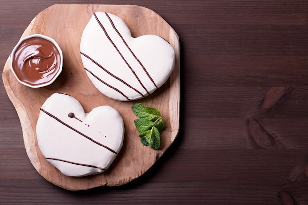 Ontbijt voor twee Valentijnsdag eten voor een verliefd stel met witte chocolade donuts