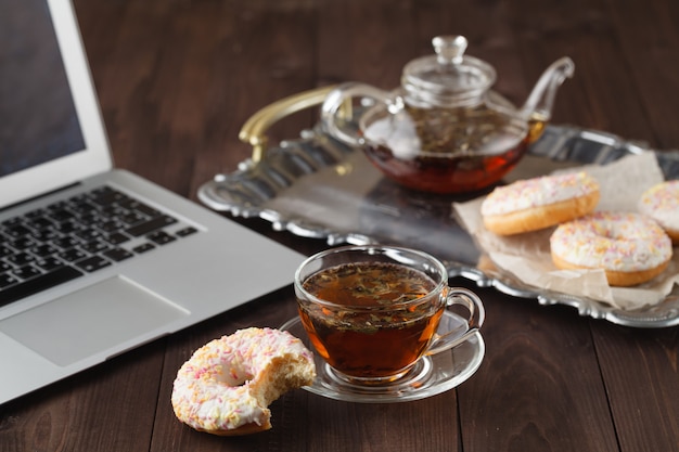 Ontbijt voor valentijn dag met thee en donut