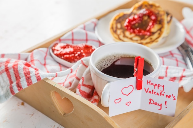 Foto ontbijt voor valentijnsdag - pancaked, jam en koffie