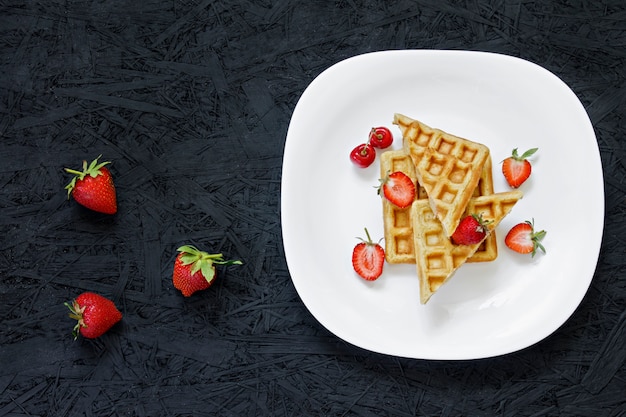 Ontbijt. Wafels met aardbeien, kersen, zomerbessen.