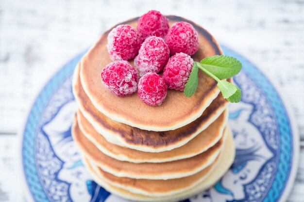 Ontbijt: zelfgemaakte pannenkoeken met frambozen.