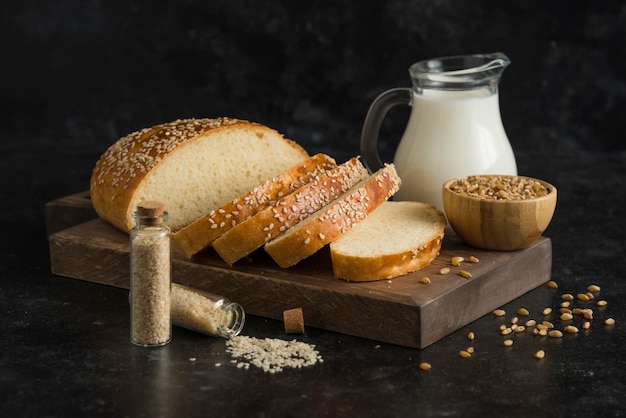 Ontbijtbrood met melk op snijplank