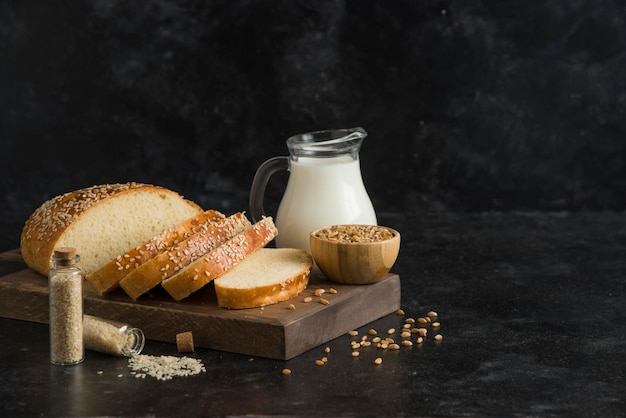 Ontbijtbrood met melk op snijplank