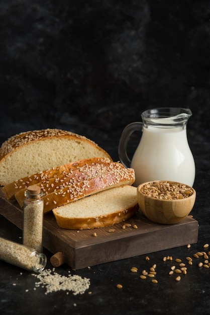 Ontbijtbrood met melk op snijplank