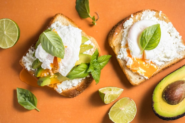 Ontbijtconcept toastbrood met gesneden avocado-zakje in ei