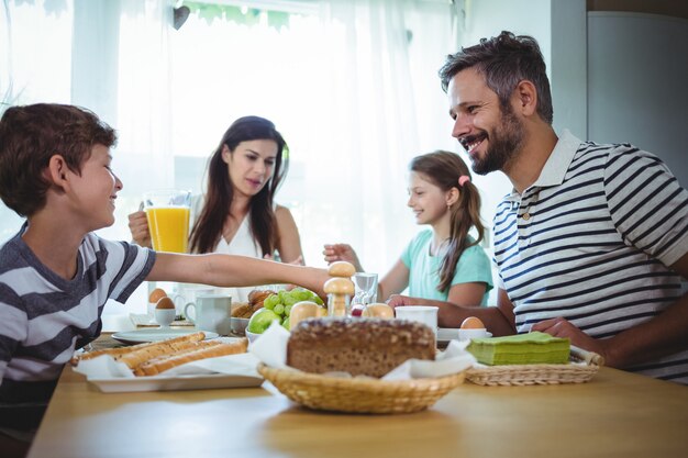 Ontbijten en gelukkige familie