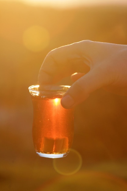 Ontbijten in de natuur met thee in de hand