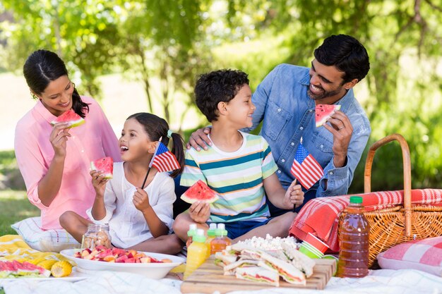 Ontbijten in een park en gelukkige familie