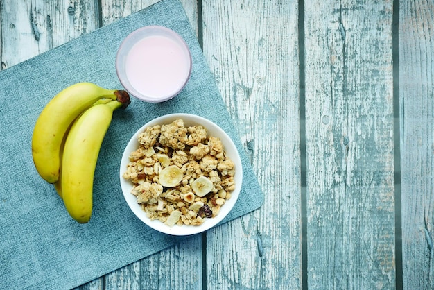 Ontbijtgranen banaan en melk op tafel met kopieerruimte