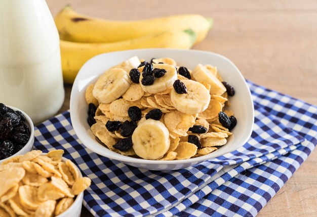 ontbijtgranen met banaan, rozijnen en melk