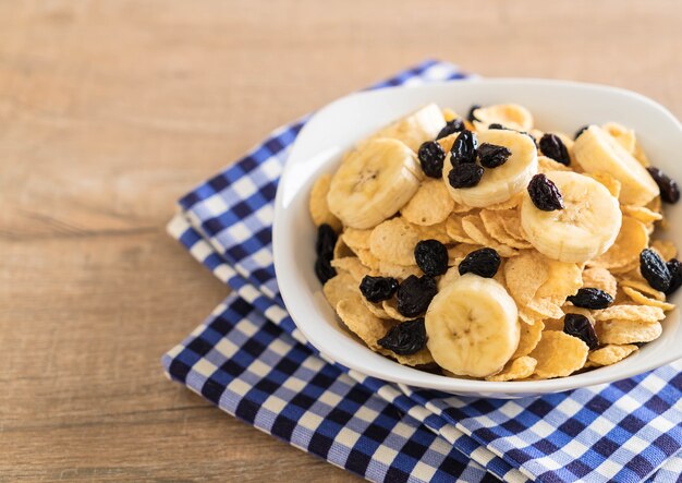 ontbijtgranen met banaan, rozijnen en melk