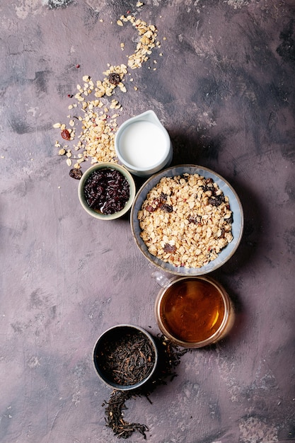 Ontbijtgranola in ceramische kom