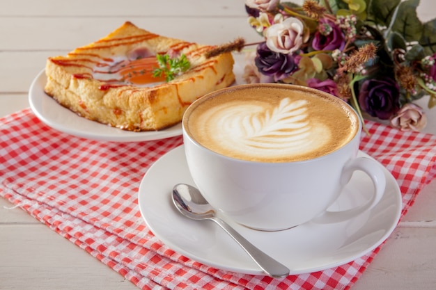 Ontbijtkoffie Gebakken ei in gebakken brood belegd met ham