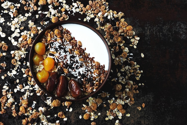 Ontbijtkom met Griekse yoghurt, havermout, granola en gedroogd fruit.