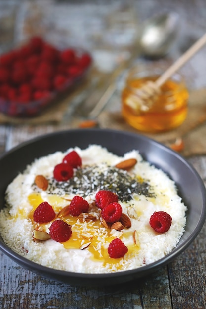 Ontbijtkom superfood met yoghurt.