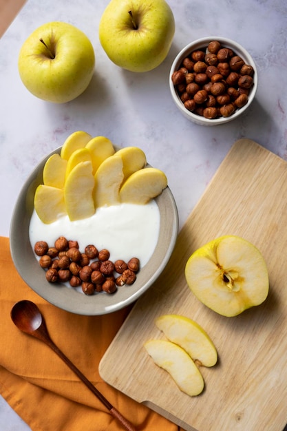 Ontbijtkom yoghurt met appel en hazelnoten