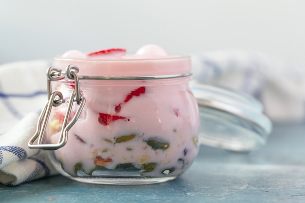 Ontbijtparfait met zelfgemaakte muesli en yoghurt