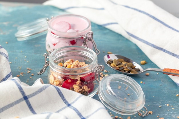 Ontbijtparfait met zelfgemaakte muesli en yoghurt