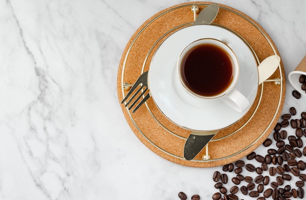 Ontbijtset Koekjes en koffie op granieten tafelachtergrond met kopieerruimte