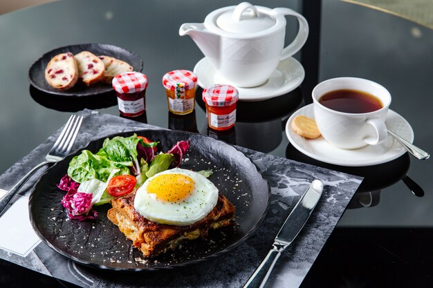 ontbijttafel instelling, gebakken sandwich met salade en omelet