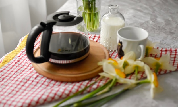 Foto ontbijttafel zitplaatsen met koffiekopje en melk