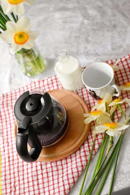 Ontbijttafel zitplaatsen met koffiekopje en melk