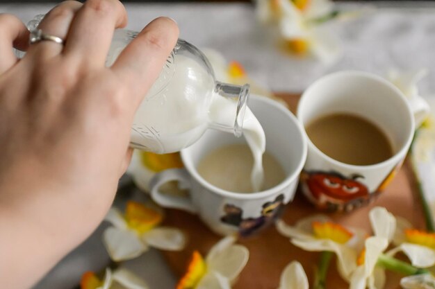 Ontbijttafel zitplaatsen met koffiekopje en melk