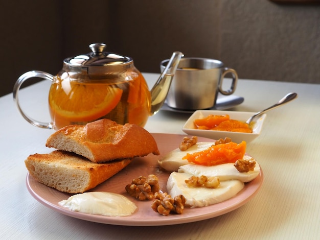 Ontbijtthee met kaasjamnoten en stokbrood