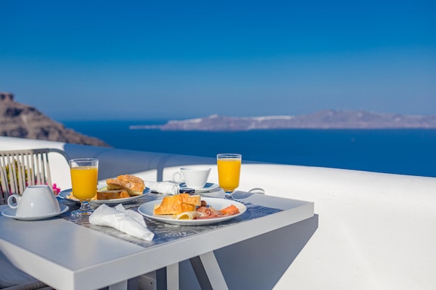 Ontbijttijd in Santorini in hotel Luxe sfeer met verse omelet en fruit met sap uitzicht op zee