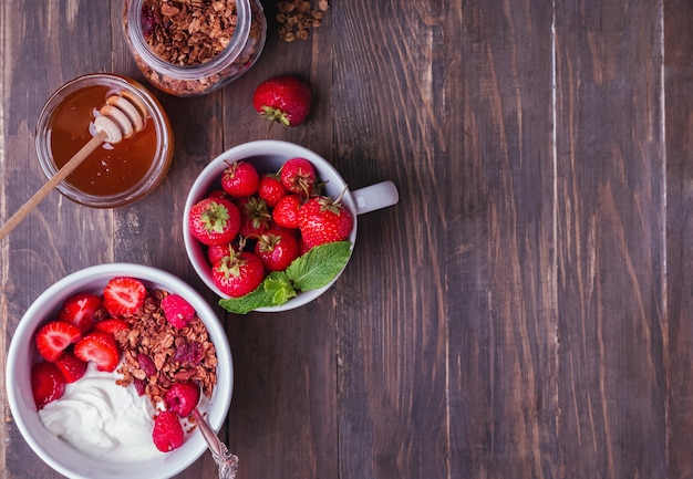 Ontbijtyoghurt met granola en aardbeien