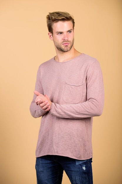 Ontdek de nieuwste stijlen overhemden met lange mouwen Je casual en comfortabel voelen Modieuze kleding voor herenkleding Knappe man in casual stijl Guy bristle wear casual outfit Modeconcept Kledingwinkel