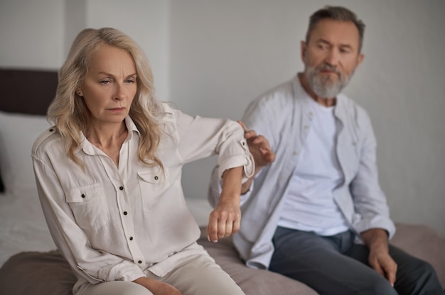 Ontevreden dame die geen aandacht schenkt aan haar man