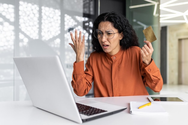 Ontevreden en boze zakenvrouw in het kantoor Spaanse vrouw op de werkplek bedrogen door online