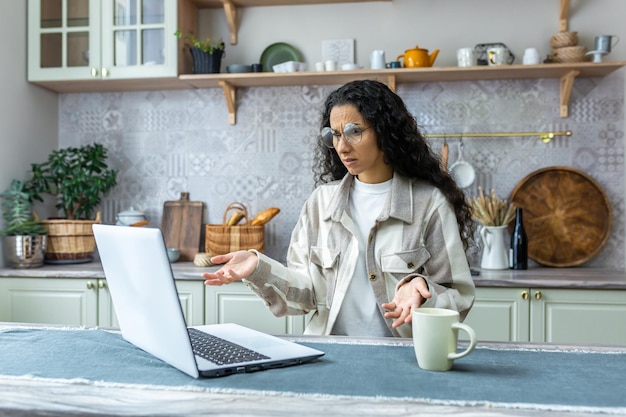 Ontevreden en teleurgestelde vrouw die thuis naar laptop kijkt, Latijns-Amerikaanse vrouw kreeg een fout