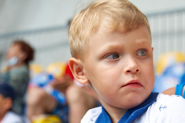 Ontevreden jongen met blauwe ogen op de gang