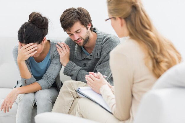 Ontevreden paar in gesprek met een financieel adviseur