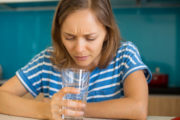 Ontevreden vrouw op zoek naar glas water