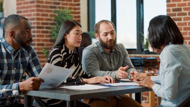 Ontevreden werknemer wordt ontslagen door een multi-etnische groep mensen, verdrietig over verloren werk en carrière. Vrouwelijke werknemer voelt zich boos over falen, baan verliezen en ontslagen worden.