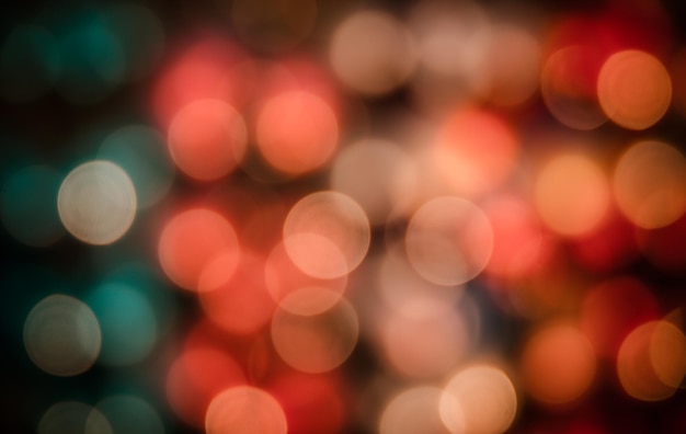 Ontfocusd beeld van kleurrijke verlichte lichten's nachts