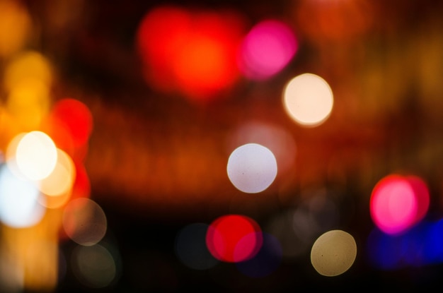 Ontfocusd beeld van kleurrijke verlichte lichten's nachts