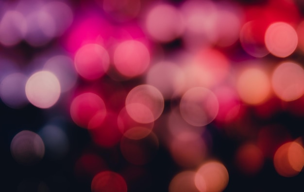 Ontfocusd beeld van kleurrijke verlichte lichten's nachts