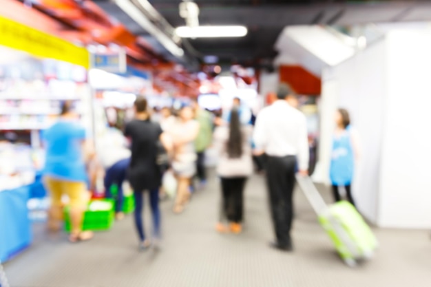 Ontfocusd beeld van mensen in de winkel