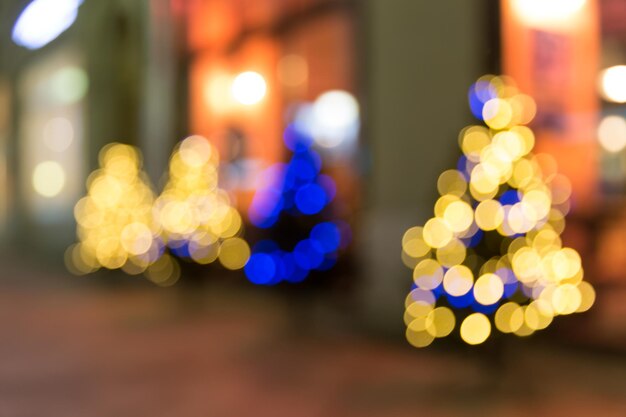 Ontfocusd beeld van verlichte kerstverlichting's nachts