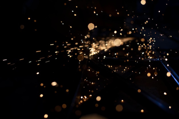 Ontfocusd beeld van verlichte kerstverlichting 's nachts