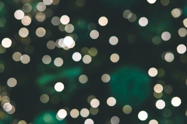 Ontfocusd beeld van verlichte kerstverlichting