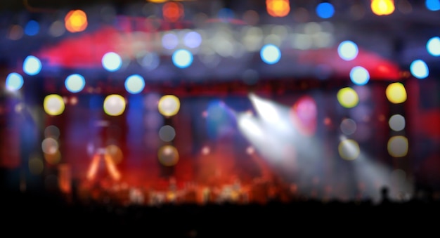 Ontfocusd beeld van verlichte lichten bij een muziekconcert