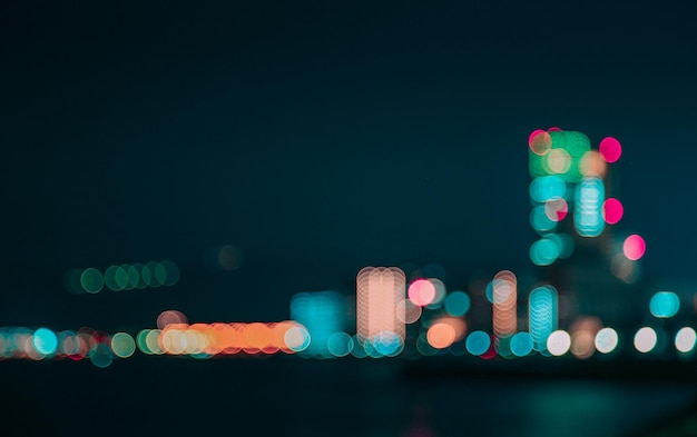 Ontfocusd beeld van verlichte lichten in de stad tegen de nachtelijke hemel