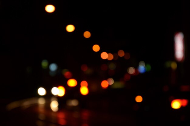 Ontfocusd beeld van verlichte lichten's nachts