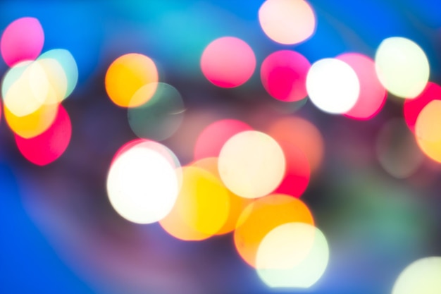 Ontfocusd beeld van verlichte lichten's nachts